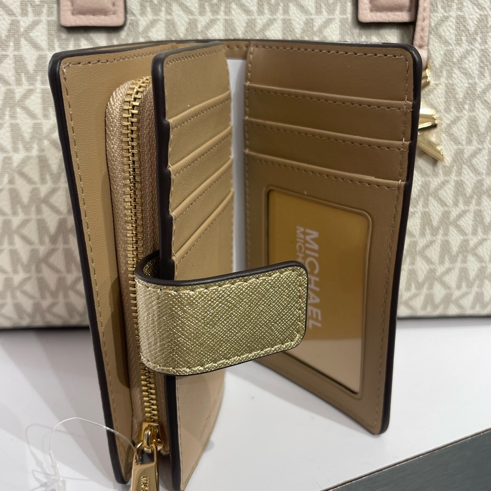 MICHAEL KORS Jet Set Md Zip CN Metallic Saffiano Leather BiFold Wallet
Pale Gold - Picture 6 of 16